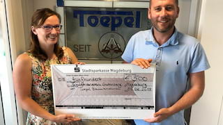 Toepel Bauunternehmung GmbH übergibt Spendenscheck