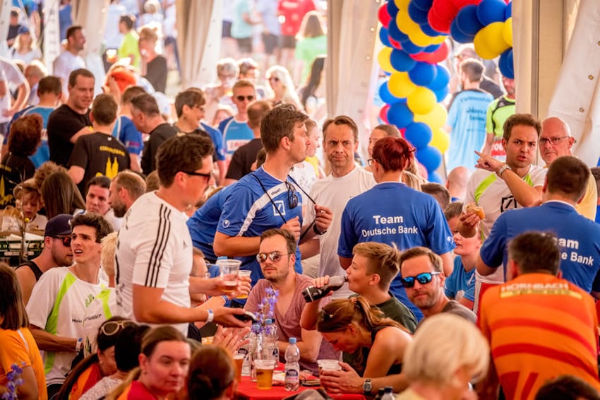 Tisch im Festzelt