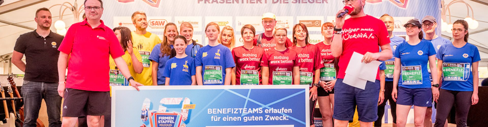 Toepel Bauunternehmung GmbH übergibt Spendenscheck