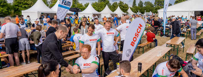 [F] Tisch im Biergarten am Festzelt